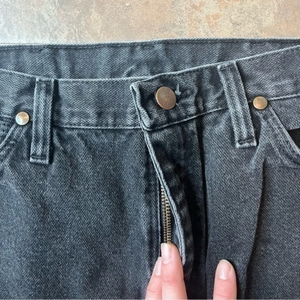Wrangler 33x32 Black Distressed Straight Leg Jeans Men’s Denim